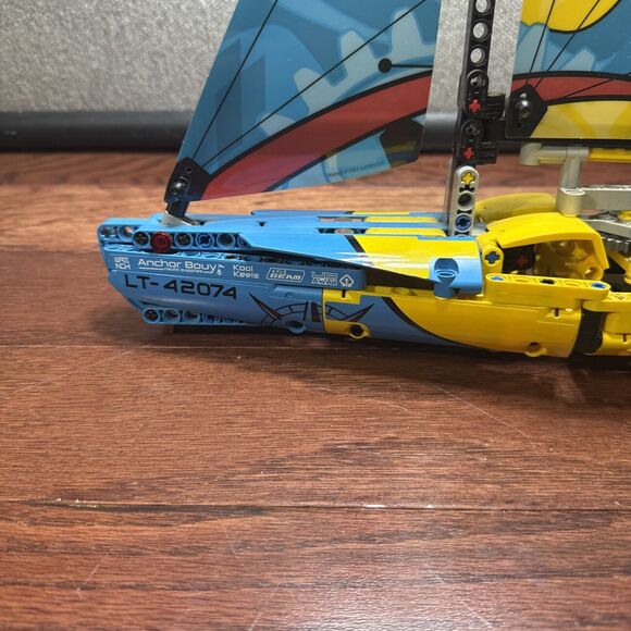 LEGO TECHNIC: Racing Yacht (42074) Complete - Picture 6 of 9